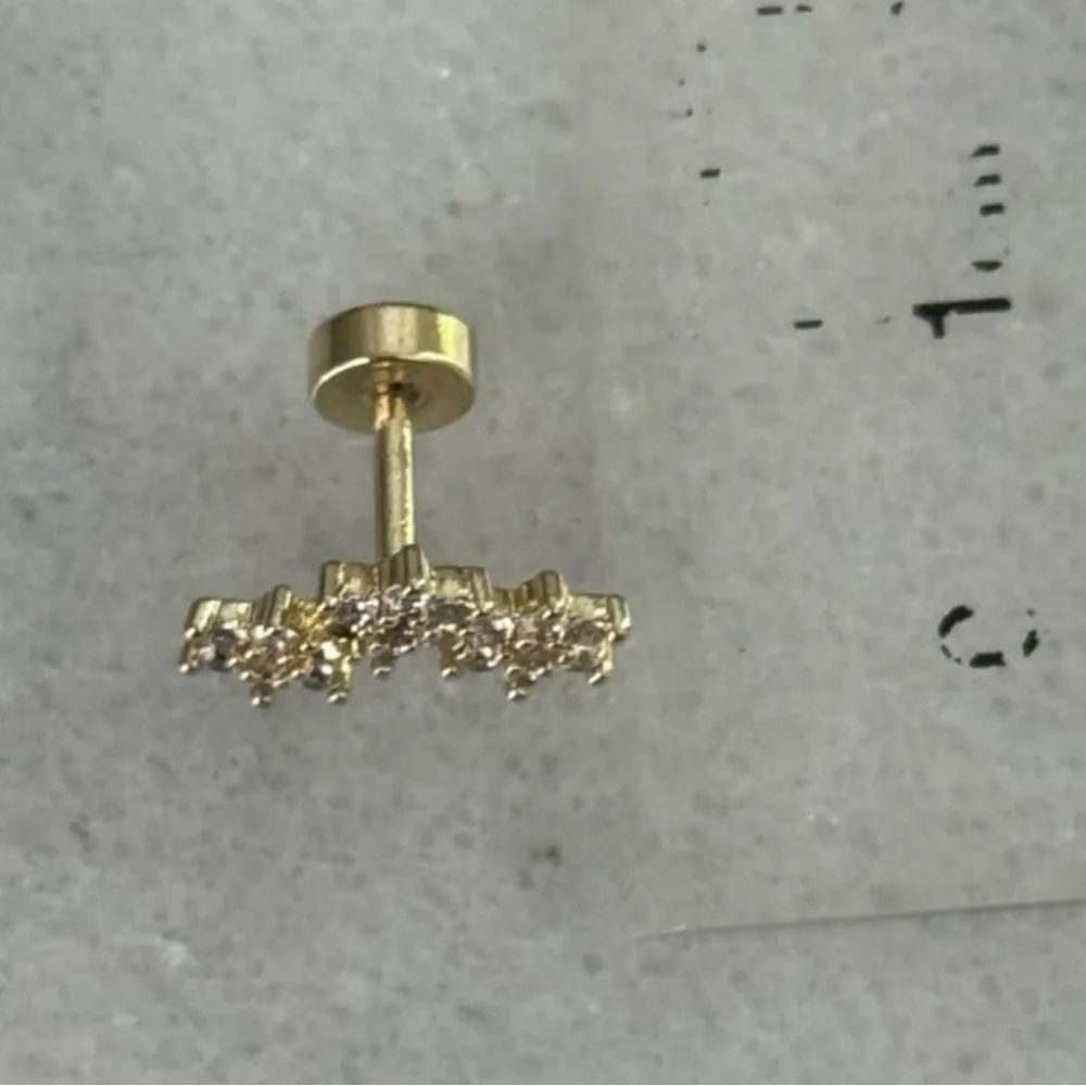 Gold Flower Cluster Cartilage Earring Brand New